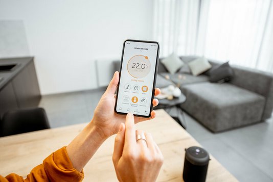 smart-home-technik-haus-bedienen-menschen-handy-geraet-10