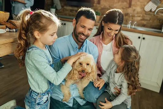 Haus-Familie-Wohnen-Serie-32-07 Familie mit Hund