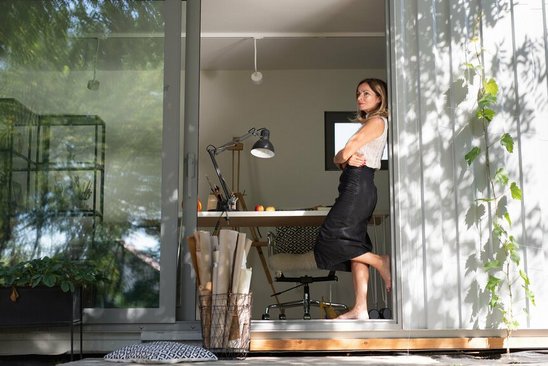 Frau in einem Container Arbeitsplatz.
